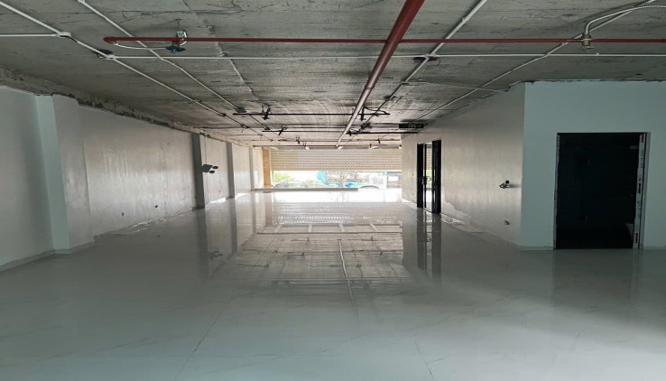CC cần cho thuê MBKD SHOWROOM MP Lạc Long Quân, Tây Hồ, 150m2, 7 tầng, MT 6m, 1 hầm, 200 Triệu